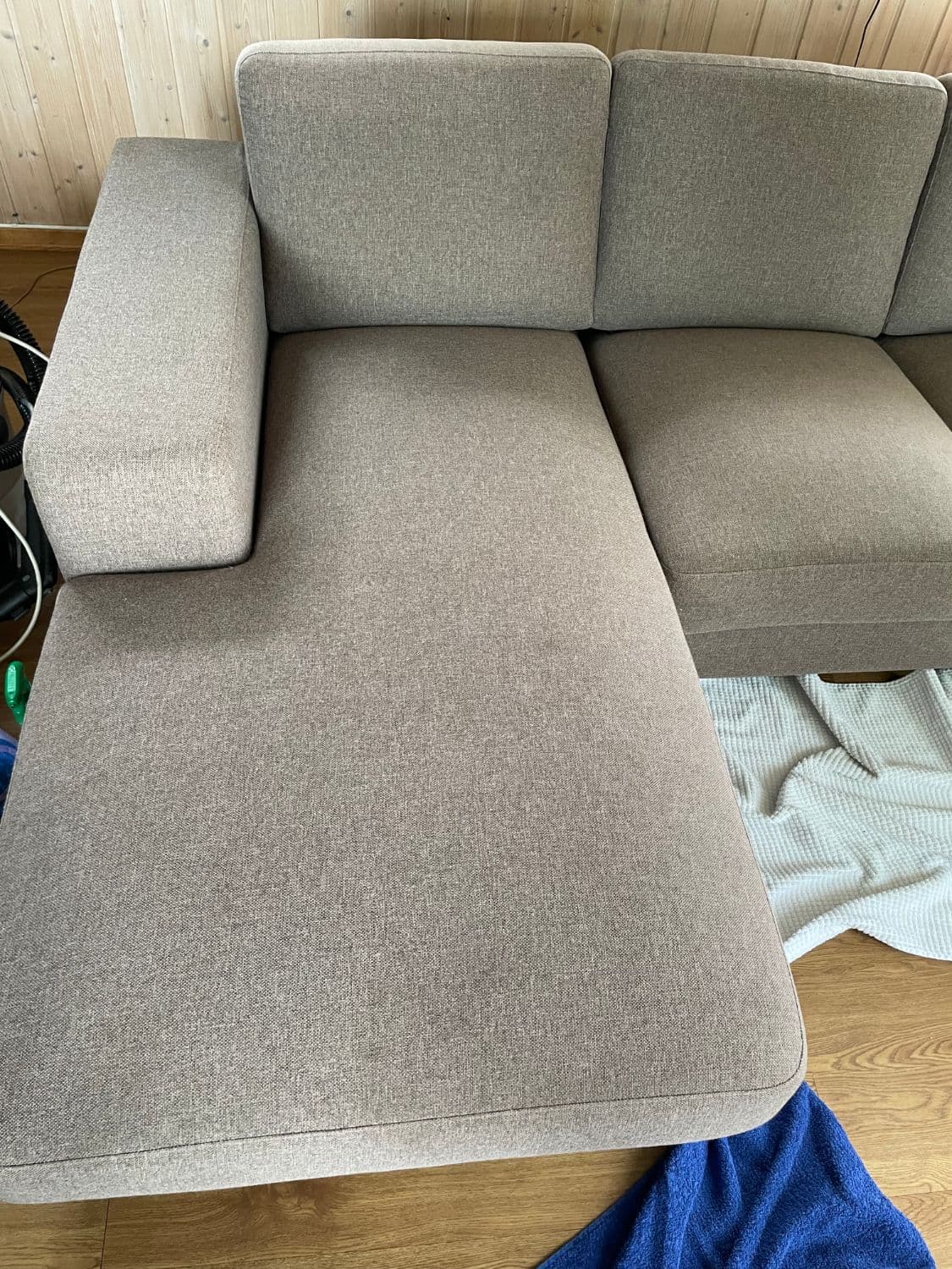 Beige sofa før rens - møkete stoff