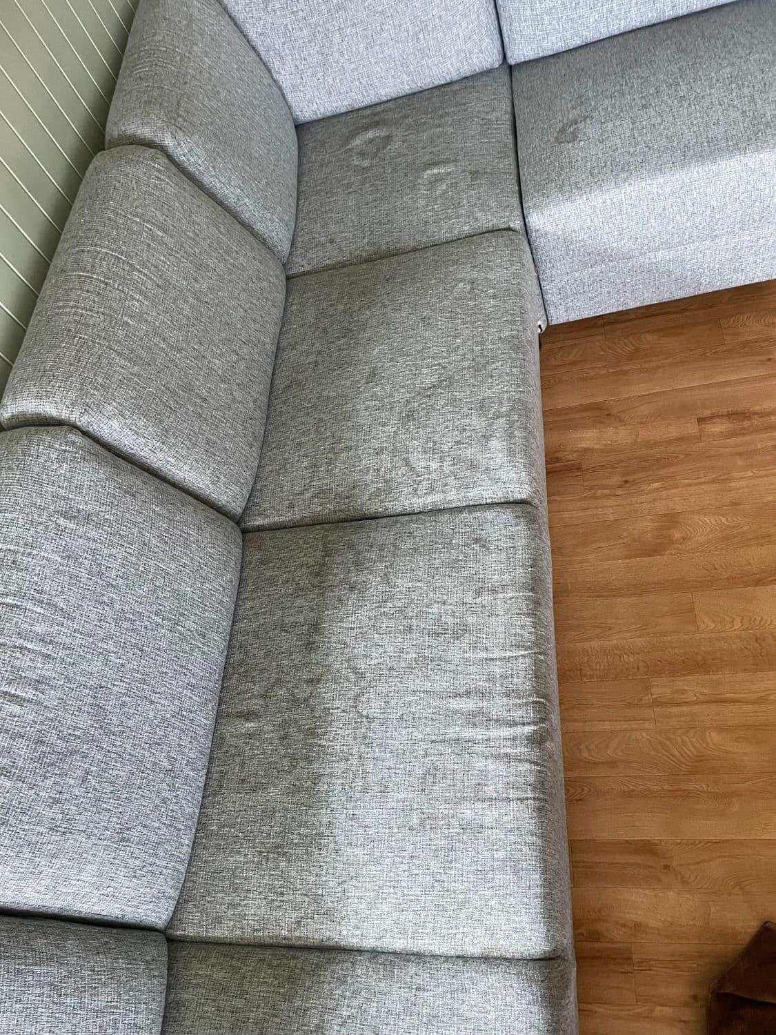Grå sofa før rens - flekker og misfarging