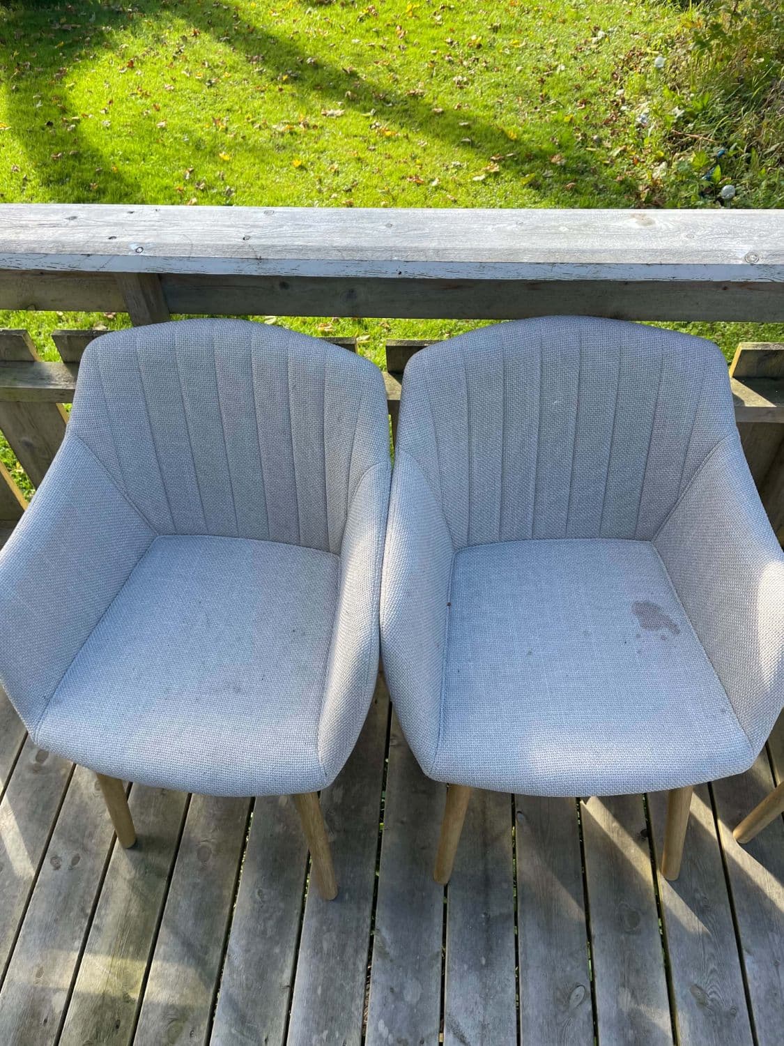 Spisestoler før rens - synlige flekker i stoffet