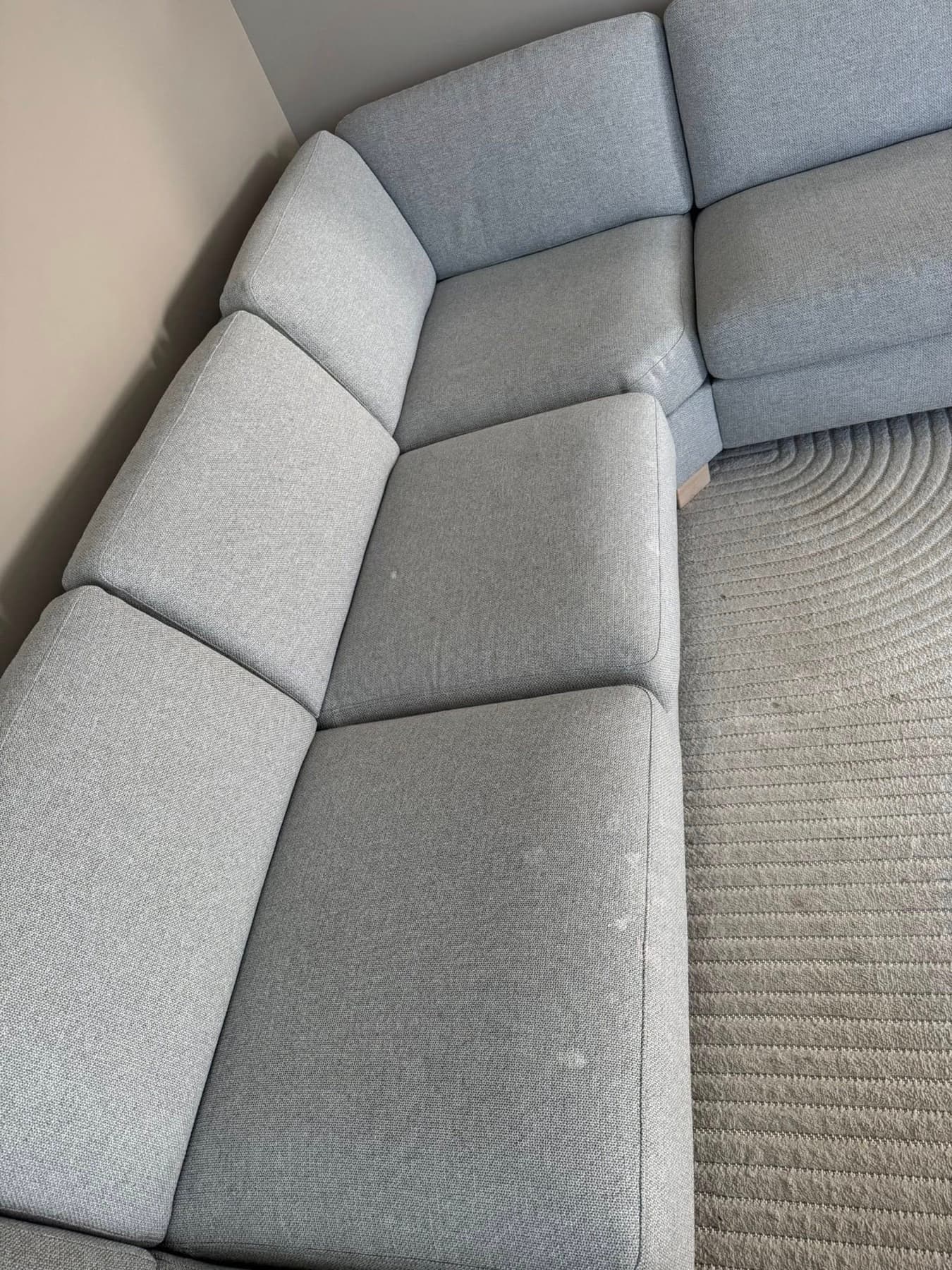 Sofa før dyprengjøring — synlige flekker og slitasje